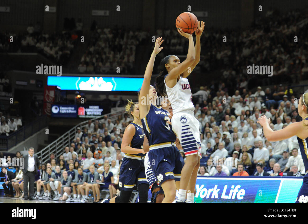 Magasins, Connecticut, USA. 5 déc, 2015. Moriah Jefferson (4) de l'Uconn en action lors d'un match contre les Notre Dame Fighting Irish à Gampel Pavilion dans les magasins, dans le Connecticut. Gregory Vasil/Cal Sport Media/Alamy Live News Banque D'Images
