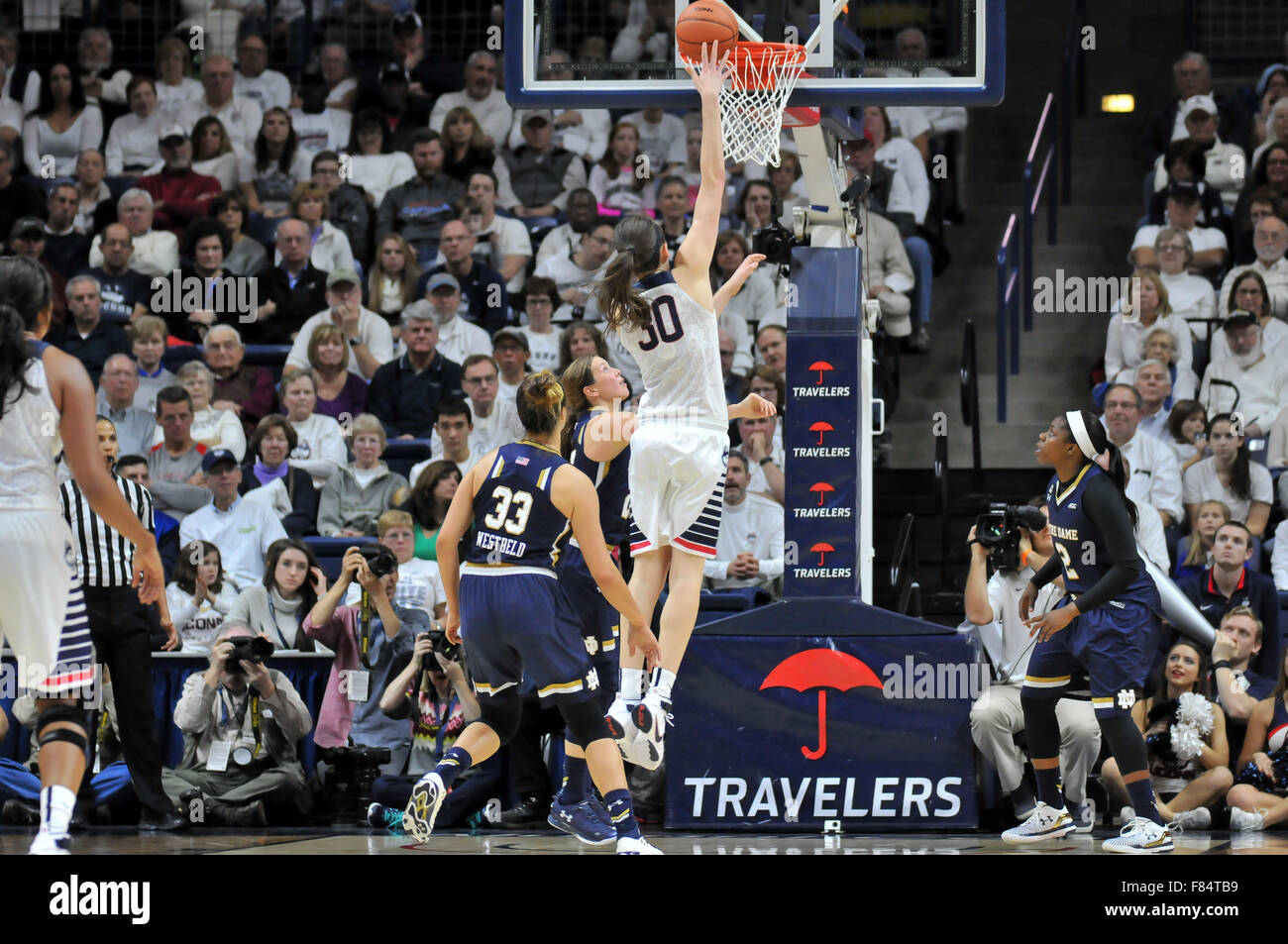 Magasins, Connecticut, USA. 5 déc, 2015. Breanna Stewart (30) de l'Uconn en action lors d'un match contre les Notre Dame Fighting Irish à Gampel Pavilion dans les magasins, dans le Connecticut. Gregory Vasil/Cal Sport Media/Alamy Live News Banque D'Images