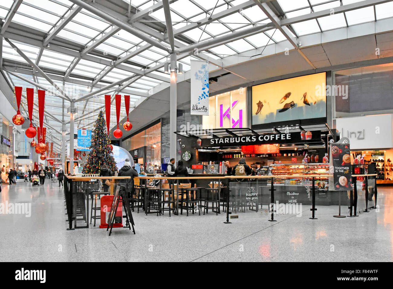 Romford Liberté East London Shopping Centre Starbucks Coffee shop stand de l'île avec des décorations de Noël au-delà de l'Est de Londres Angleterre Royaume-uni Banque D'Images