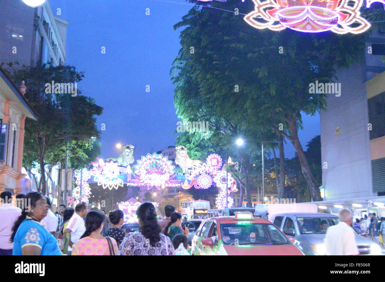 Deepavali festival à Little India à Singapour, un marché de rue et l'éclairage sur la rue Banque D'Images