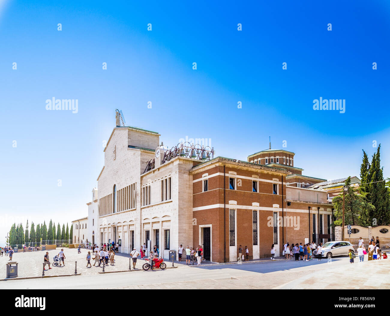 Vue extérieure de l'église Sainte Marie des Grâces, dans le sanctuaire de Saint Père pieux de Pietrelcina à San Giovanni Rotond Banque D'Images