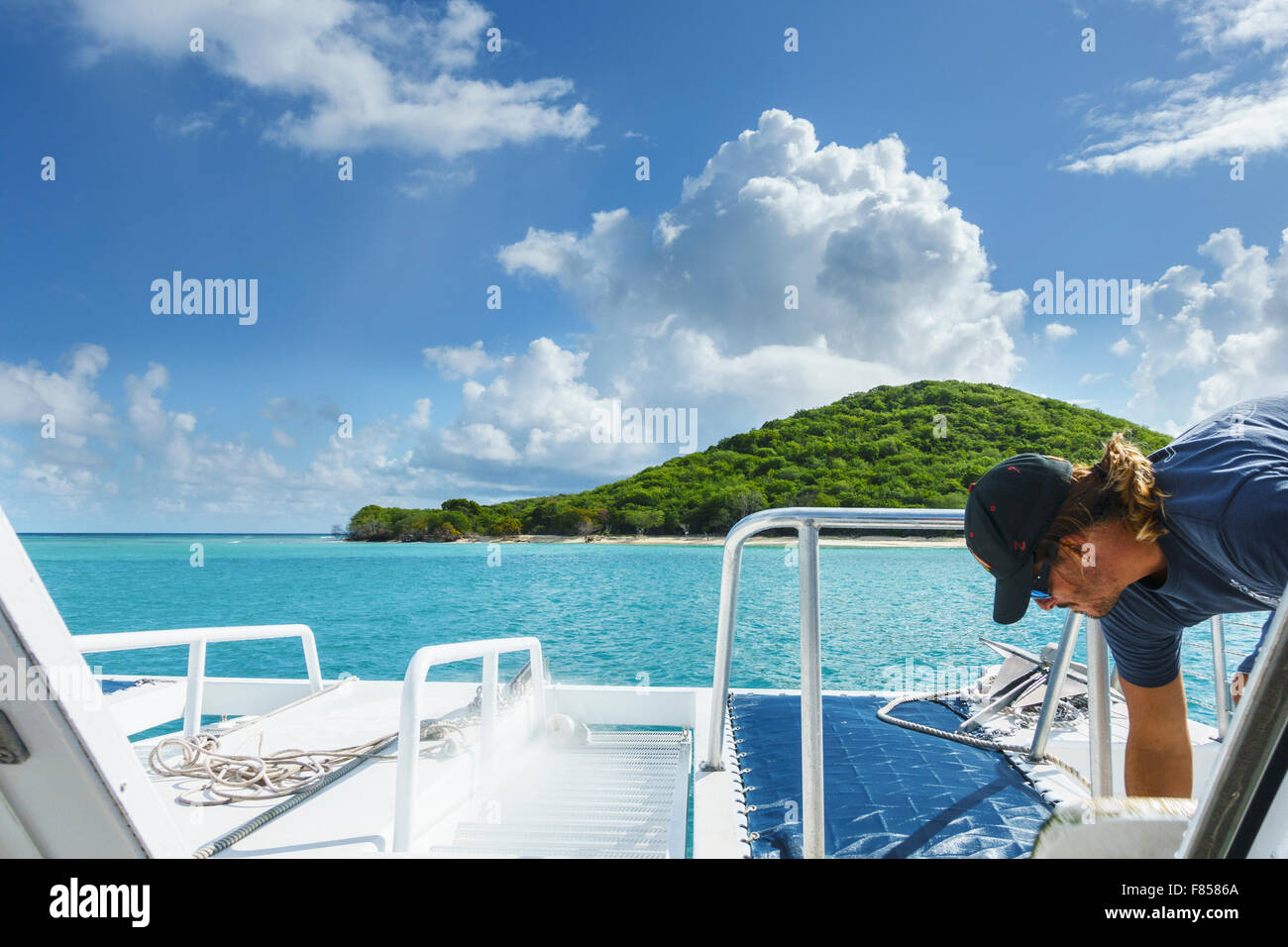 Un membre de l'équipage se prépare à une ancre de bateau de charte à Buck Island vu de l'avant dans les Caraïbes, près de Sainte Croix, Îles Vierges des États-Unis. USVI, U.S.V.I. Banque D'Images