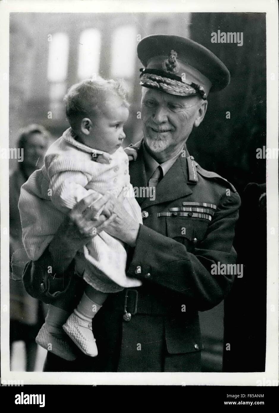 1958 - le général Smuts devient parrain. : Gen. Smuts est devenu le parrain de la petite Angela Petrina Huge, la fille du capitaine du groupe et MRS Peter H. Hugo. Hugo, qui n'a que 25 ans, est un vétéran de la bataille d'Angleterre et un as aérien sud-africain bien connu. Il aide le D.S.O. et le D.F.C., avec des barres de remorquage. Il ne pouvait pas assister à la cérémonie qui a pris plae à la place George's, Hanover - car il est maintenant dans le théâtre méditerranéen de la guerre. La mère d'Angela, l'ancienne Miss Angela Seeds, est une V..D. Infirmière et vient d'Anglesey, pays de Galles. La photo montre le général Smuts tenant la petite Angela Patrina énorme, au t Banque D'Images