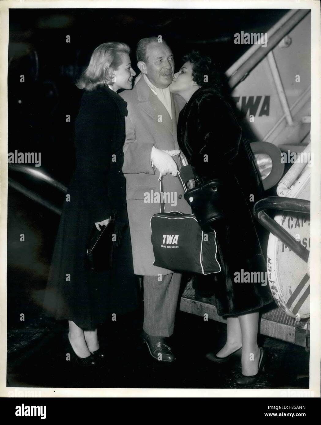1968 - L'aéroport Idlewild, N.Y., 9 décembre célèbre plasticien Dr I.  Daniel Shorell, de Miami Beach, Floride, reçoit au revoir baisers de ses  filles, Mme Irma Lighton, gauche, et Joan Shorell avant