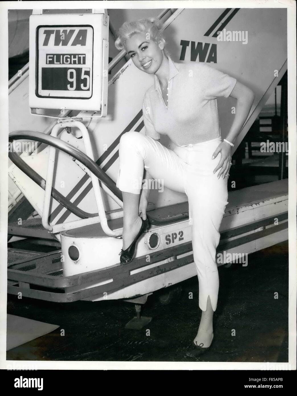 1968 - L'aéroport Idlewild, N.Y., -- Écran de soutiens et de télévision Star Jean Carmen nos braves temps frisquet pour ajuster son mocassin avant t'embarquer dans un vol TWA Jestream à Los Angeles, Dallas, Texas, la beauté s'affiche dans le prochain film, ''trop trop tôt. © Keystone Photos USA/ZUMAPRESS.com/Alamy Live News Banque D'Images