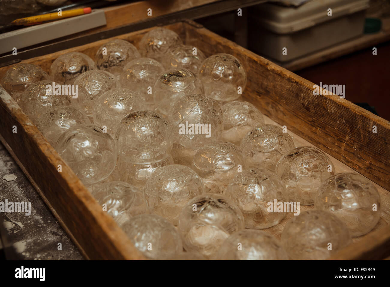 Boules de verre à la main sur un plateau Banque D'Images