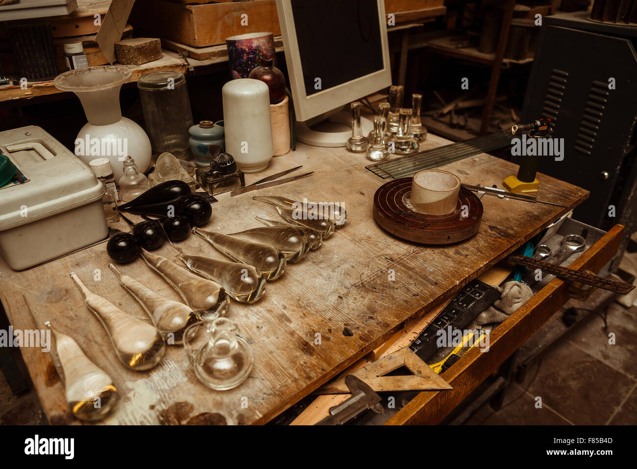 L'espace de travail dans un atelier de verrerie avec des outils Banque D'Images