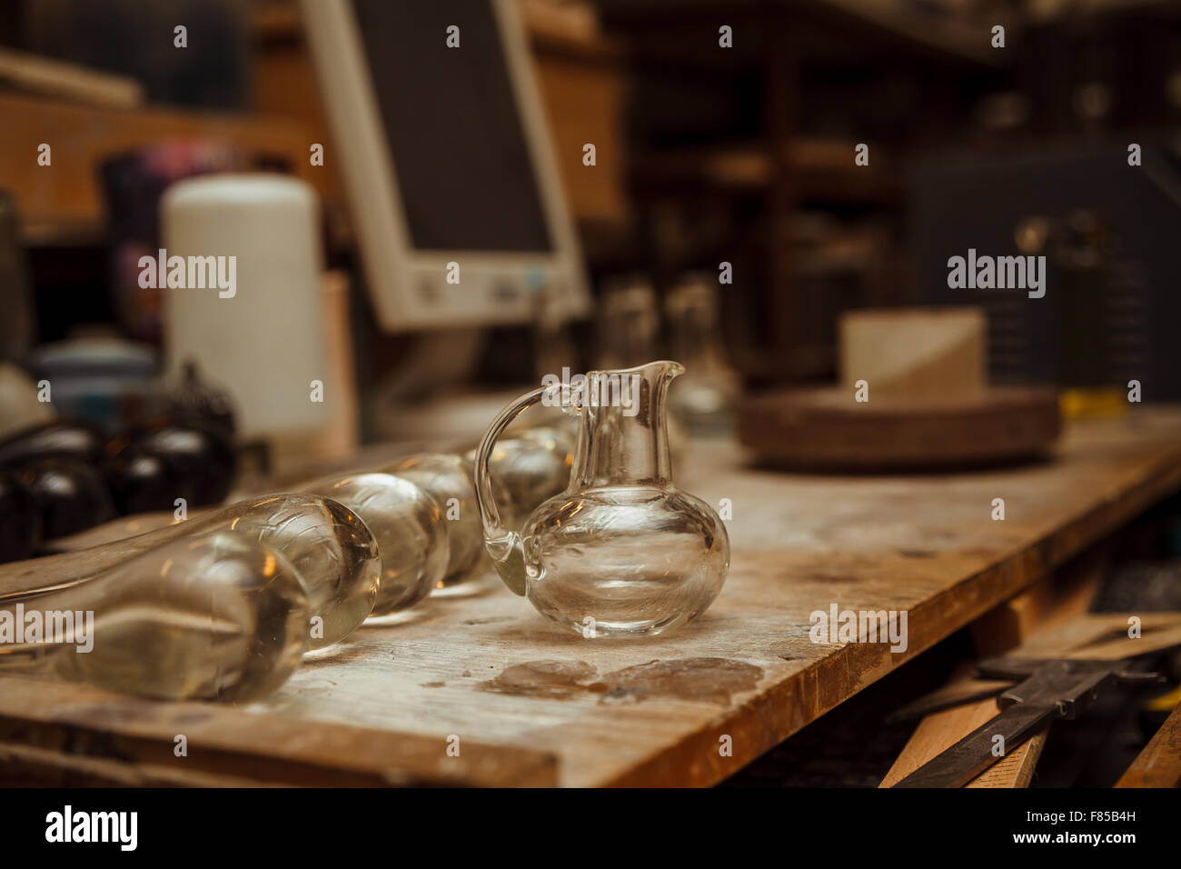 L'espace de travail dans un atelier de verrerie avec des outils Banque D'Images