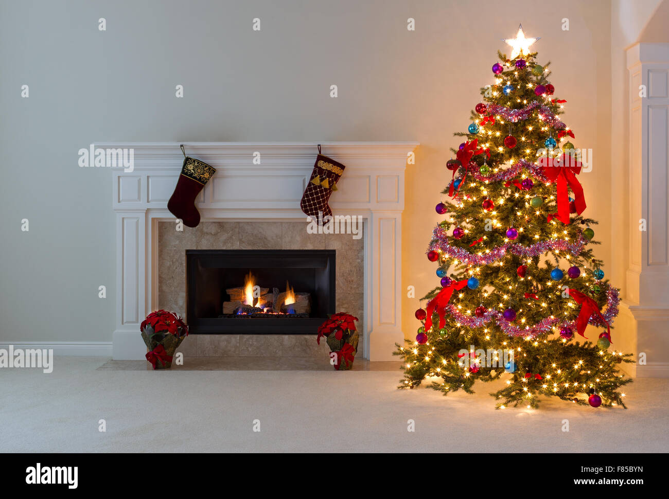 Arbre de Noël lumineux et incandescent foyer au salon. Banque D'Images