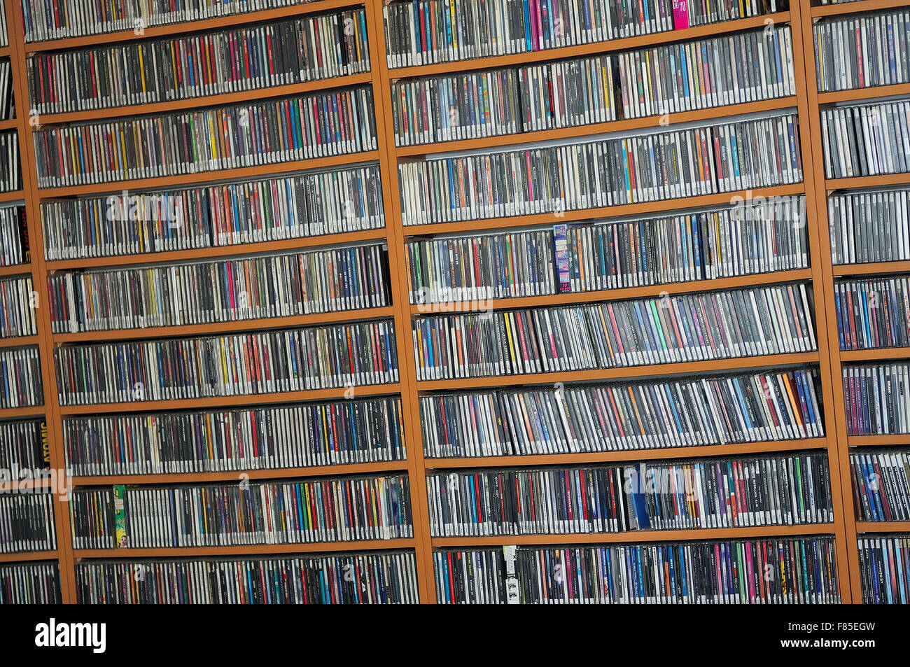 Cd dvd musique et assiettes collection bibliothèque archive Photo Stock -  Alamy