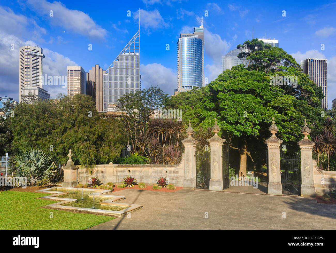 Porte d'entrée principale à Sydney, le Royal National jardin sur une journée ensoleillée avec des tours de ville en arrière-plan de la CDB Banque D'Images