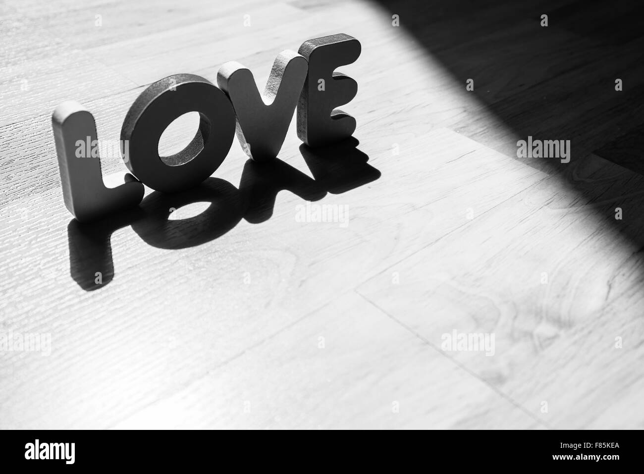 Le mot amour en bois stratifiés en style noir & blanc Banque D'Images