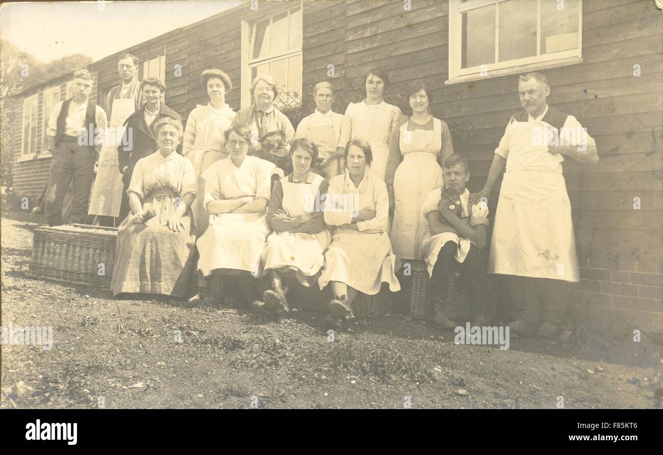 Carte postale du personnel de Yew Tree Cottage Laundry, Pamber, près de Basingstoke, Hampshire. Banque D'Images