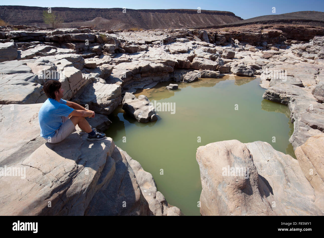 Randonneur en abaisser Fish River Canyon - Région Karas, Namibie, Afrique Banque D'Images