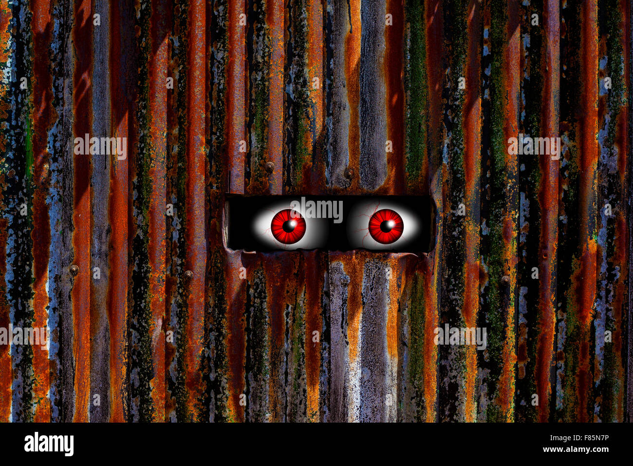 Image abstraite de spooky yeux à travers un trou. Banque D'Images