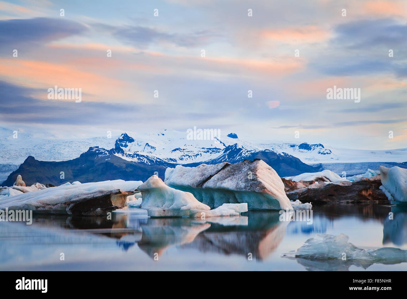 Dans la Lagune glaciaire du Jökulsárlón sunset light, l'Islande Banque D'Images