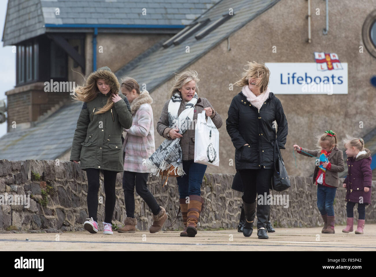Porthcawl, Pays de Galles, Royaume-Uni. 5 décembre 2015. Des vents forts à Porthcawl, Nouvelle-Galles du Sud comme la tempête Desmond hits zone. Credit : Polly Thomas/Alamy Live News Banque D'Images