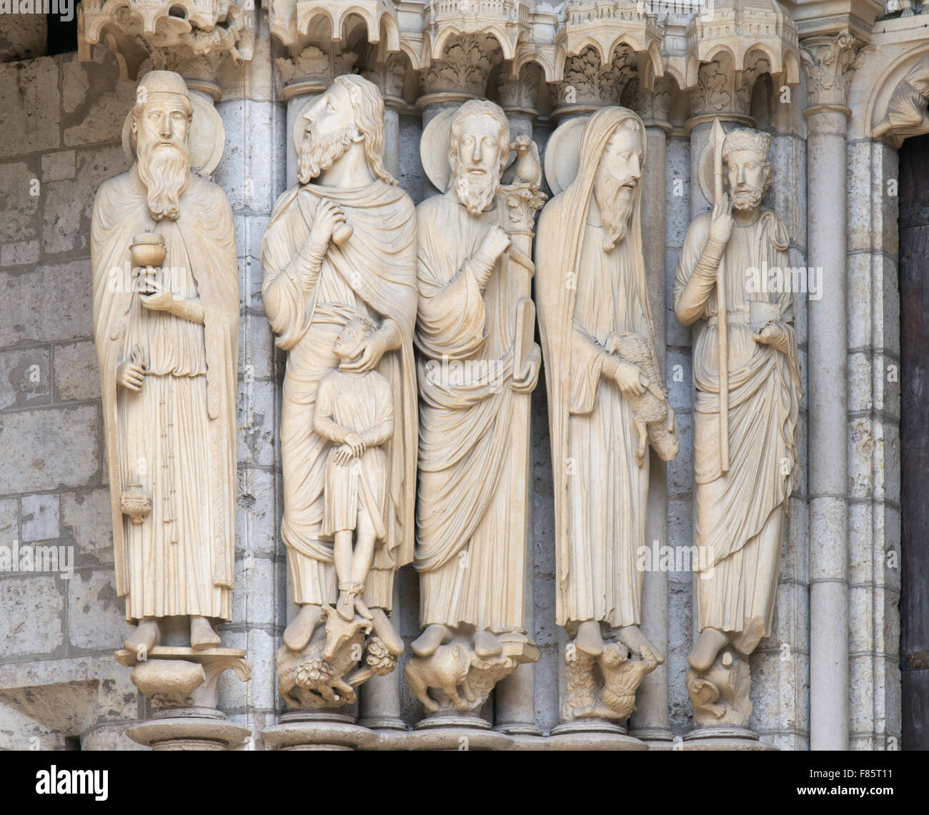 Jambage gauche du porche, des statues de la cathédrale de Chartres, Eure-et-Loir, France, Europe Banque D'Images