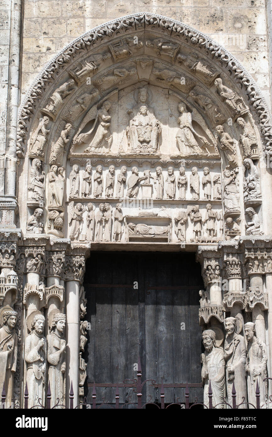 Le tympan de droite représente l'incarnation avec la Vierge et l'enfant de la cathédrale de Chartres à l'ouest du transept, Eure-et-Loir, France, Europe Banque D'Images
