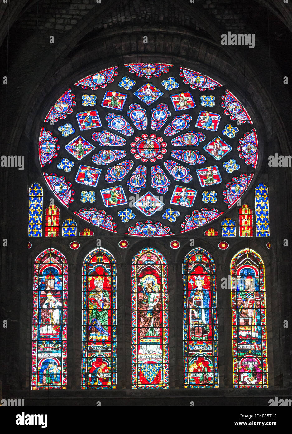 Vitraux à l'intérieur de la rosace dans le transept nord de la cathédrale de Chartres, Eure-et-Loir, France, Europe Banque D'Images
