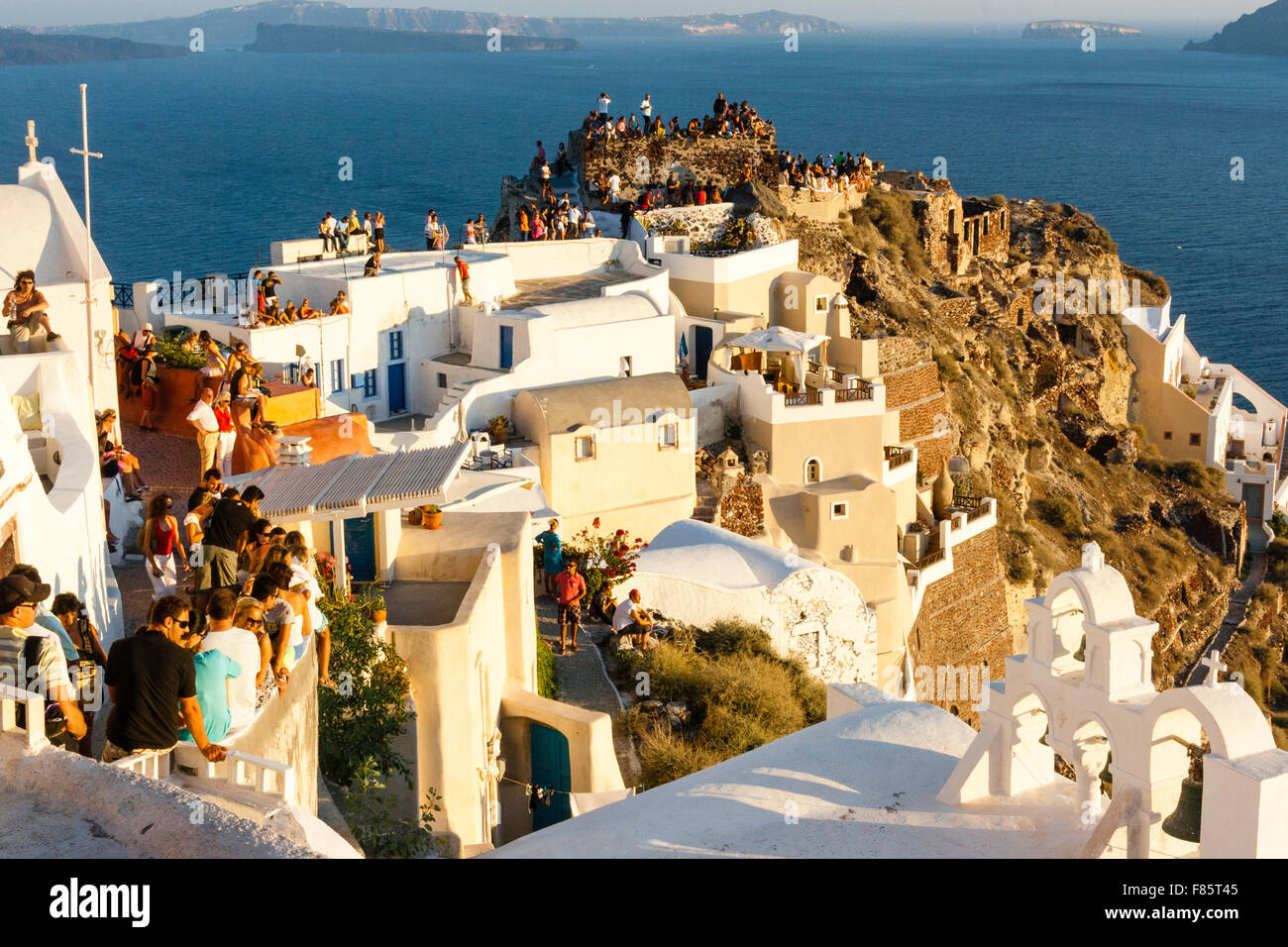 Santorin Les Touristes Se Sont Réunis à Lheure Dor Dans