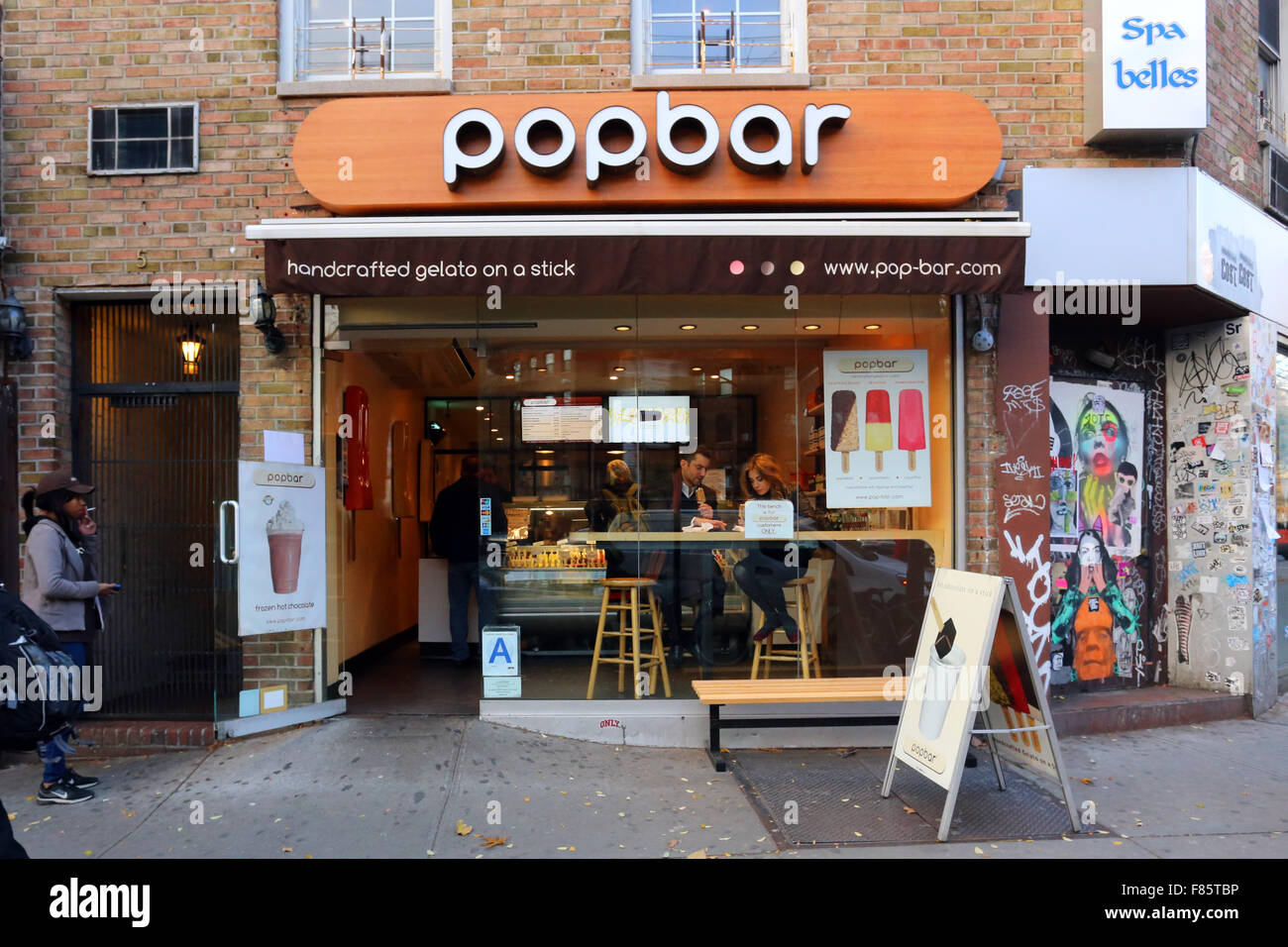 [Front de vente historique] Popbar, 5 Carmine St, New York, NY. Façade extérieure d'un magasin de glace dans Greenwich Village de Manhattan. Banque D'Images