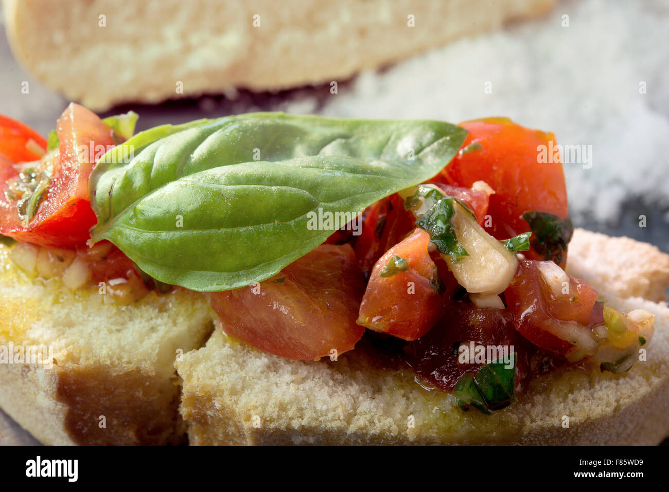 Concassé de tomates et d'autres ingrédients pour bruschetta italienne typique Banque D'Images