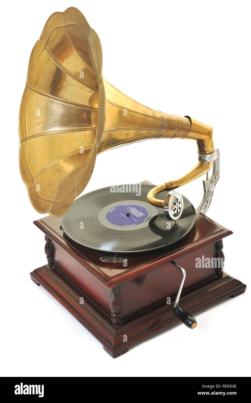 Vieux gramophone rétro avec le président de l'avertisseur sonore pour écouter de la musique plus de plaques en studio Banque D'Images