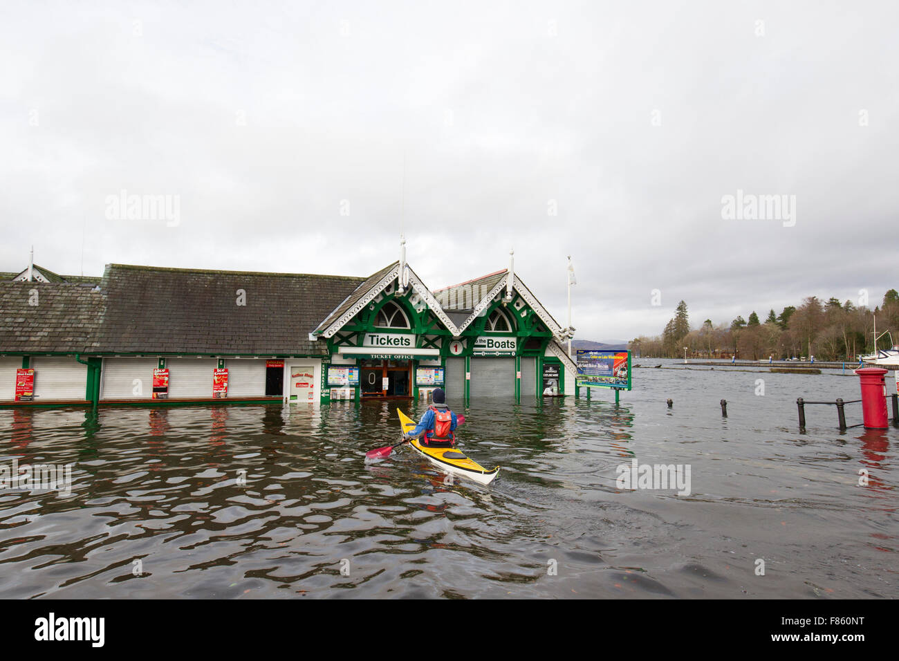 Le lac Windermere, Cumbria, Royaume-Uni. 6e déc, 2015. De graves inondations. Le lac Windermere inondé au sommet -pendant quelques heures au-dessus du précédent record de Bowness Bay dimanche matin, promenade et route principale floode Crédit : Gordon Shoosmith/Alamy Live News Banque D'Images