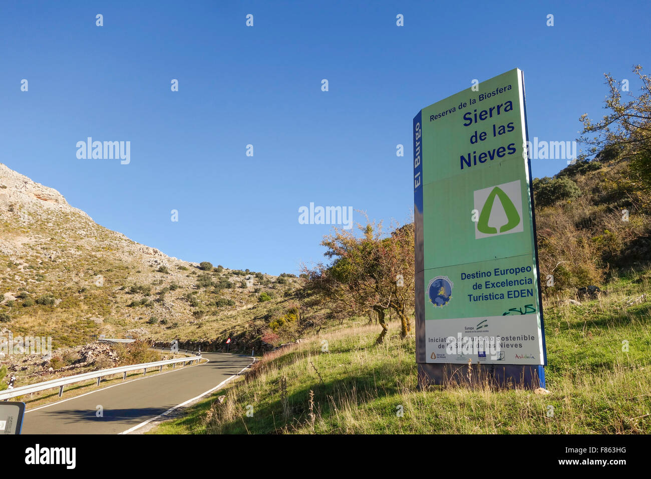 Signe, parc naturel de la Sierra de las Nieves, montagne près de Ronda, Andalousie, espagne. Banque D'Images