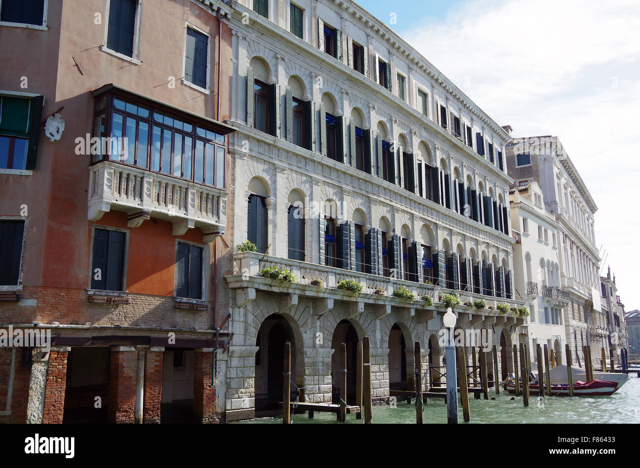 Venise, Italie, le Palazzo Moro Lin, connu sous le nom de "Windows 13", avec une façade néo-classique de répétitives. Banque D'Images