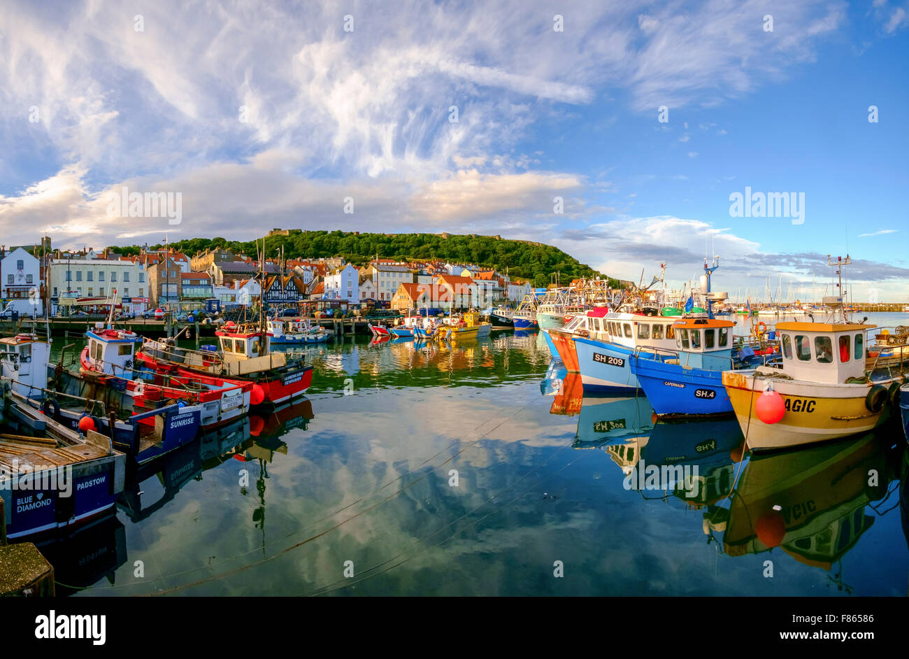 Coucher du soleil à Scarborough port avec bateaux et une vue sur le château de Scarborough Banque D'Images