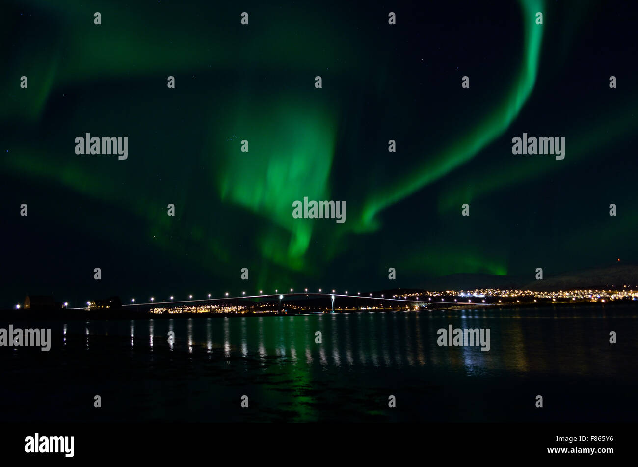Strong aurora borealis over bridge et fjord et tromsoe city island en automne Banque D'Images