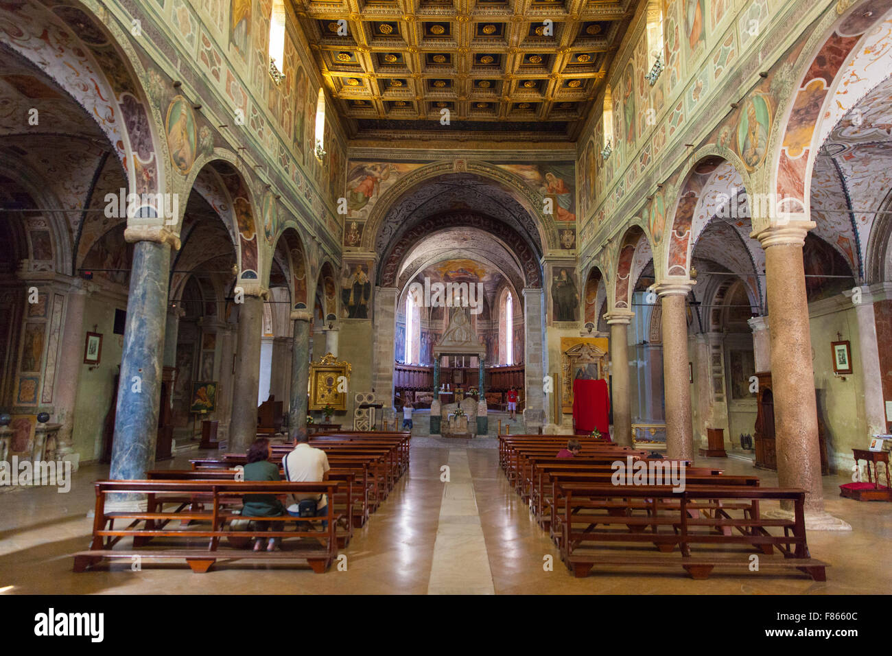 À l'intérieur d'une Église italienne / monastère de Farfa, Latium Banque D'Images