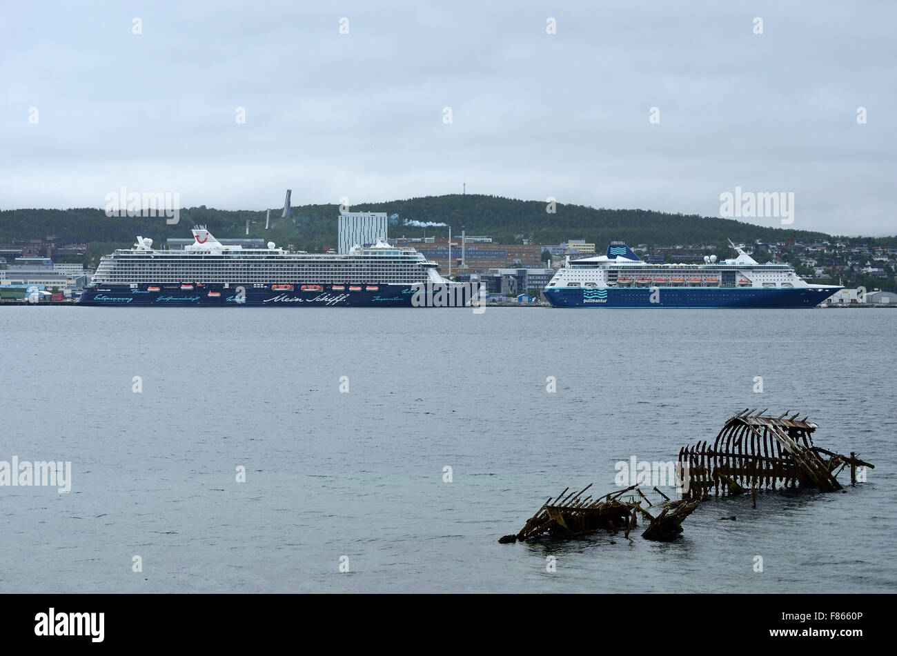 Les bateaux de croisière du port de la ville de Hammerfest, juin 2015 Banque D'Images