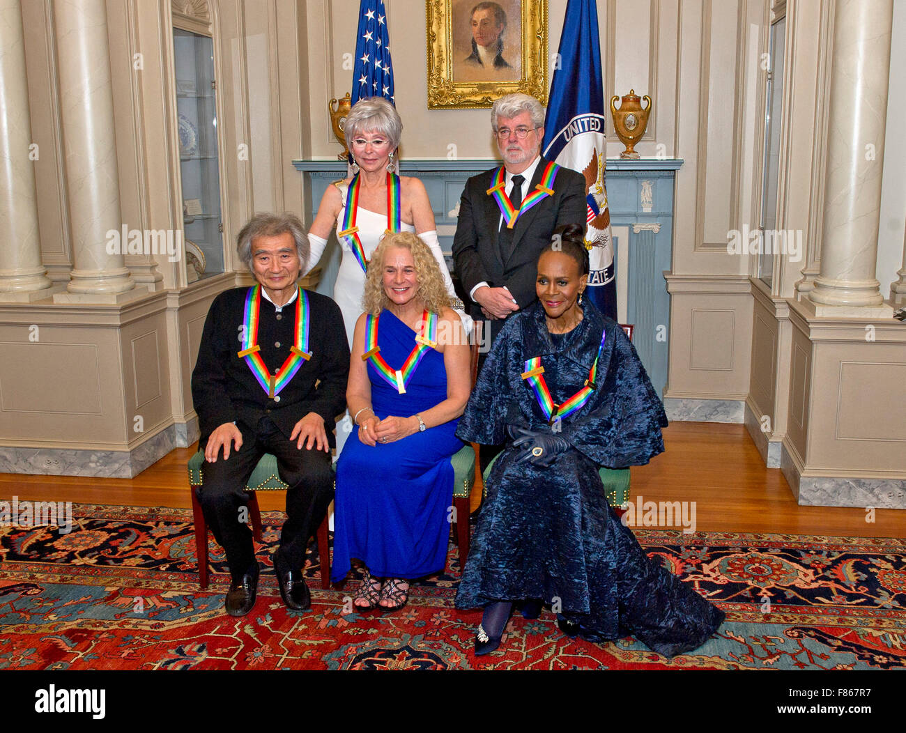 Les cinq récipiendaires de la 38e conférence annuelle des Kennedy Center Honors posent pour une photo de groupe à la suite d'un dîner organisé par le secrétaire d'État américain John F. Kerry en leur honneur au département d'État des États-Unis à Washington, DC le Samedi, Décembre 5, 2015. Les lauréats 2015 sont : la chanteuse-parolière Carole King, le réalisateur George Lucas, l'actrice et chanteuse Rita Moreno, Chef d'orchestre Seiji Ozawa, et l'actrice et star de Broadway Cicely Tyson. De gauche à droite en haut : Rita Moreno et George Lucas. De gauche à droite en bas : Seiji Ozawa, Carole King, et Cicely Tyson. Credit : Ron Sachs/Piscine via CNP - Pas de wifi Banque D'Images