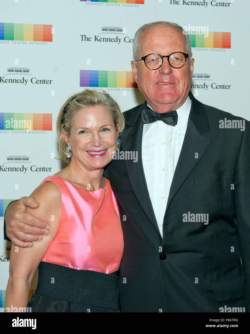 James A. Johnson, ancien PDG de Fannie Mae et de l'ancien président de la John F. Kennedy Center for the Arts, et Heather Kirby arrivent pour le dîner officiel de l'artiste en l'honneur des récipiendaires de la 38e conférence annuelle des Kennedy Center Honors organisé par le secrétaire d'État américain John F. Kerry au département d'État des États-Unis à Washington, DC le Samedi, Décembre 5, 2015. Les lauréats 2015 sont : la chanteuse-parolière Carole King, le réalisateur George Lucas, l'actrice et chanteuse Rita Moreno, Chef d'orchestre Seiji Ozawa, et l'actrice et star de Broadway Cicely Tyson. Credit : Ron Sachs/Piscine via CNP - AUCUN FIL SERVICE - Banque D'Images