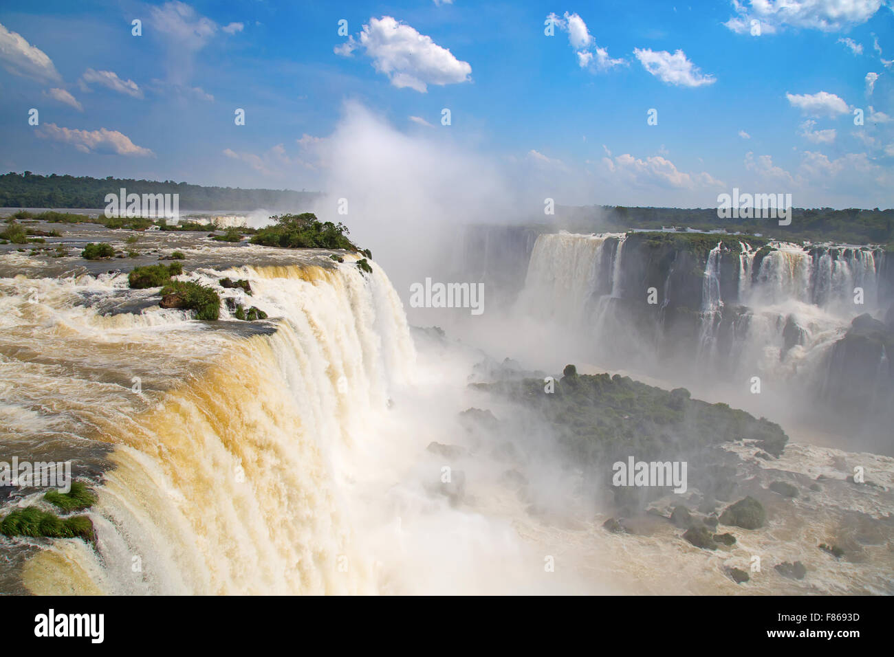 Célèbre Iguazu fallson la frontière entre l'Argentine et le Brésil Banque D'Images