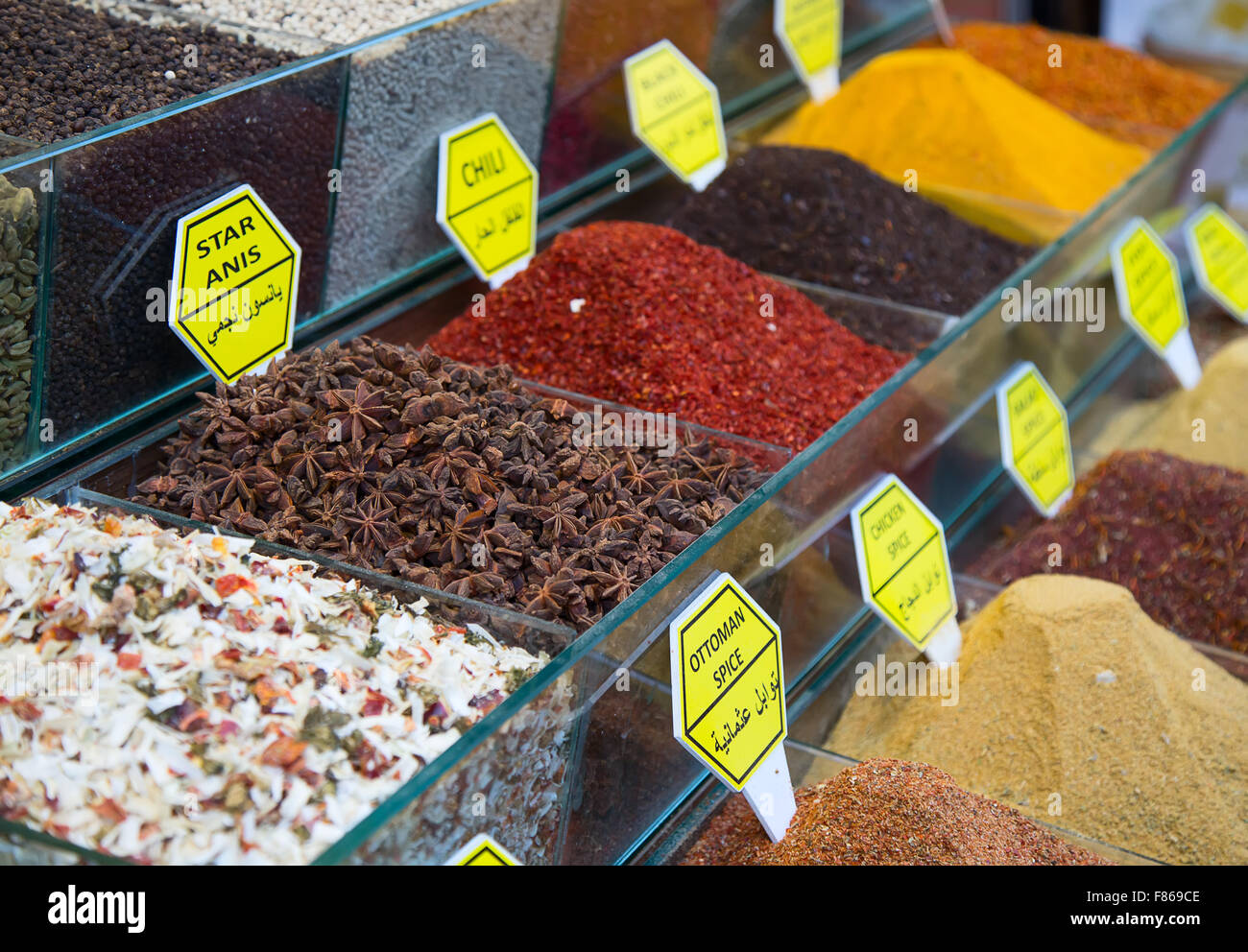Des épices et du thé sur le marché égyptien à Istanbul Banque D'Images