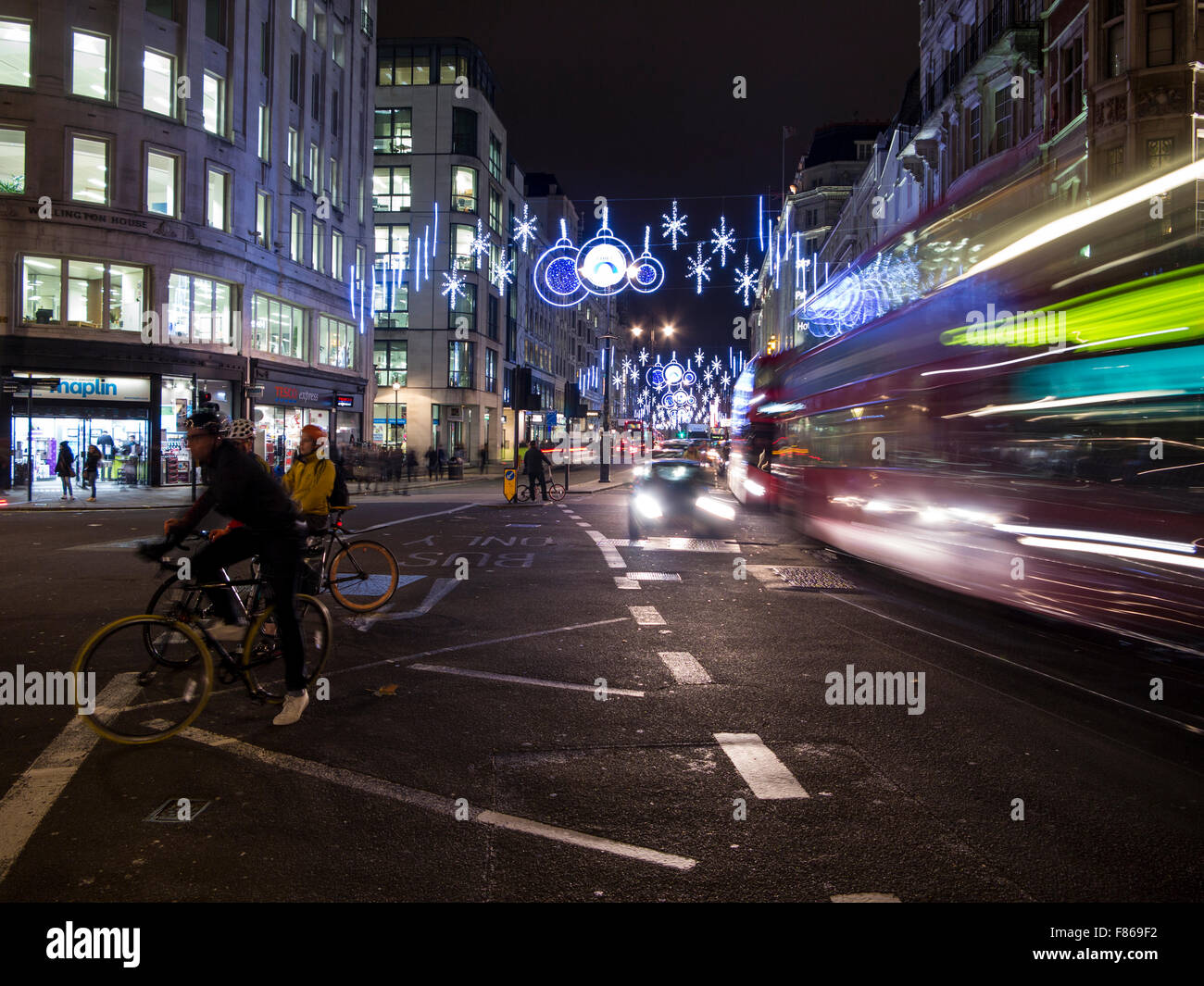 Décorations de Noël et le trafic important sur le Strand à Londres Banque D'Images