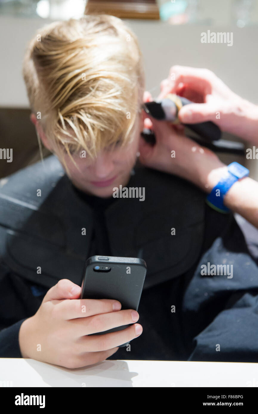 Un garçon blond a couper les cheveux Banque D'Images