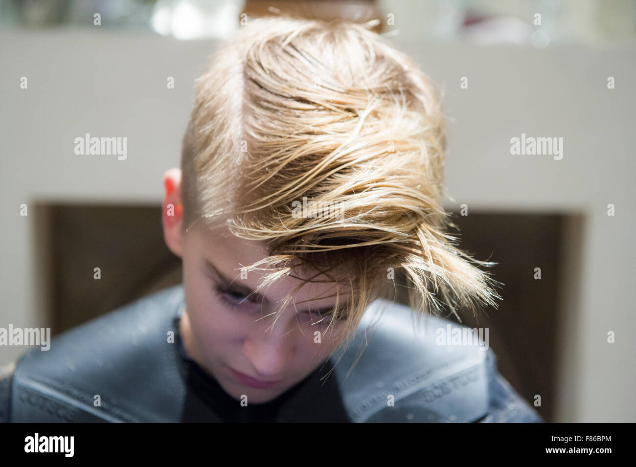 Un garçon blond a couper les cheveux Banque D'Images