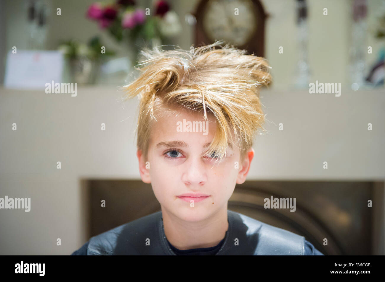Un garçon blond a couper les cheveux Banque D'Images