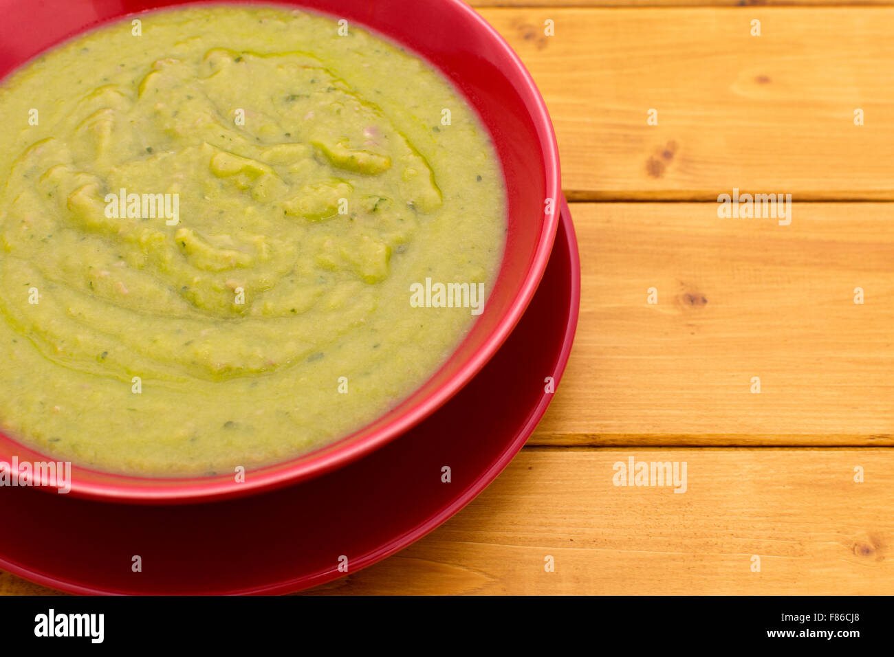 Close-up de bol de soupe aux pois et jambon sur une table with copy space Banque D'Images