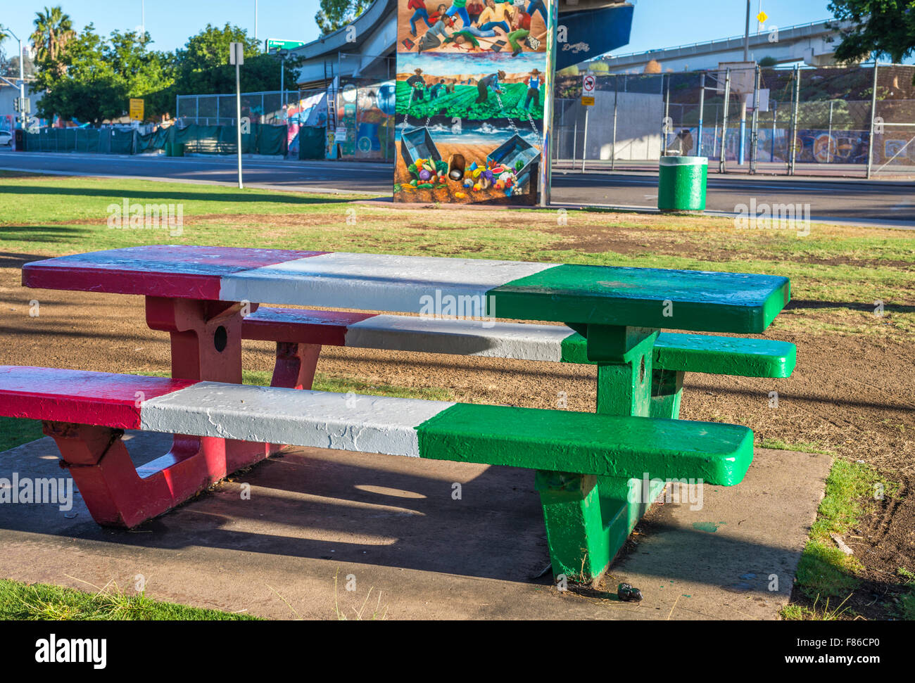 Banc peint dans les couleurs du drapeau du Mexique à Chicano Park. Barrio Logan, San Diego, California, United States. Banque D'Images