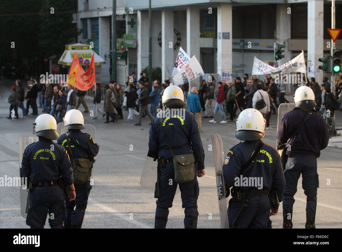 (151206) -- Athènes, le 6 décembre 2015 (Xinhua) -- la police antiémeute grecque montent la garde comme les gens prennent part à un rassemblement pour commémorer la mort d'un étudiant de 15 ans, il y a sept ans, à Athènes, le 6 décembre 2015. Des centaines de manifestants sont descendus dans les rues de la capitale grecque le dimanche pour commémorer la mort de 15 ans, Alexis Grigoropoulos, tué par la police dans l'incendie d'un centre d'Athènes, le 6 décembre 2008.(Xinhua/Marios Lolos) Banque D'Images