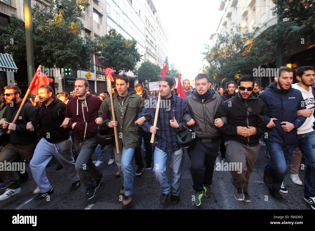 (151206) -- Athènes, le 6 décembre 2015 (Xinhua) -- les gens prennent part à un rassemblement pour commémorer la mort d'un étudiant de 15 ans, il y a sept ans, à Athènes, le 6 décembre 2015. Des centaines de manifestants sont descendus dans les rues de la capitale grecque le dimanche pour commémorer la mort de 15 ans, Alexis Grigoropoulos, tué par la police dans l'incendie d'un centre d'Athènes, le 6 décembre 2008.(Xinhua/Marios Lolos) Banque D'Images