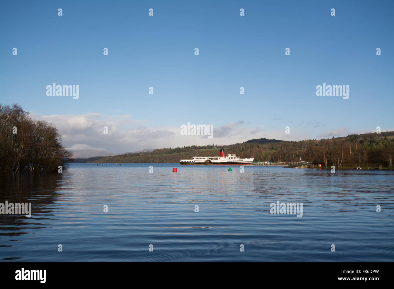 Loch Lomond Shores, Balloch, Ecosse, UK - 6 décembre 2015 : France - Après la tempête Desmond est passée, le soleil brille sur la femme de chambre de l'attraction sur le Loch le Loch Lomond, avec le Ben Lomond enneigées au loin. Credit : kayrtravel/Alamy Live News Banque D'Images