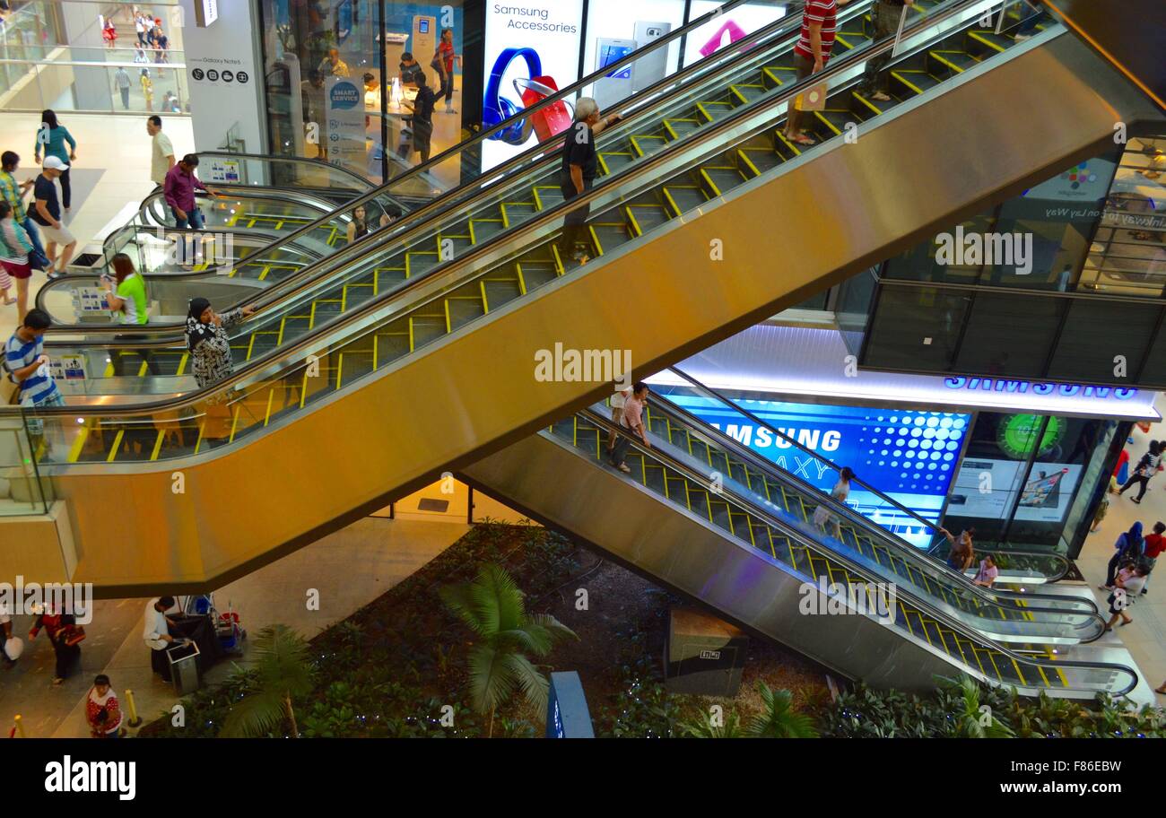Belle vue sur vue de plusieurs étages d'escalator in shopping mall moderne Banque D'Images