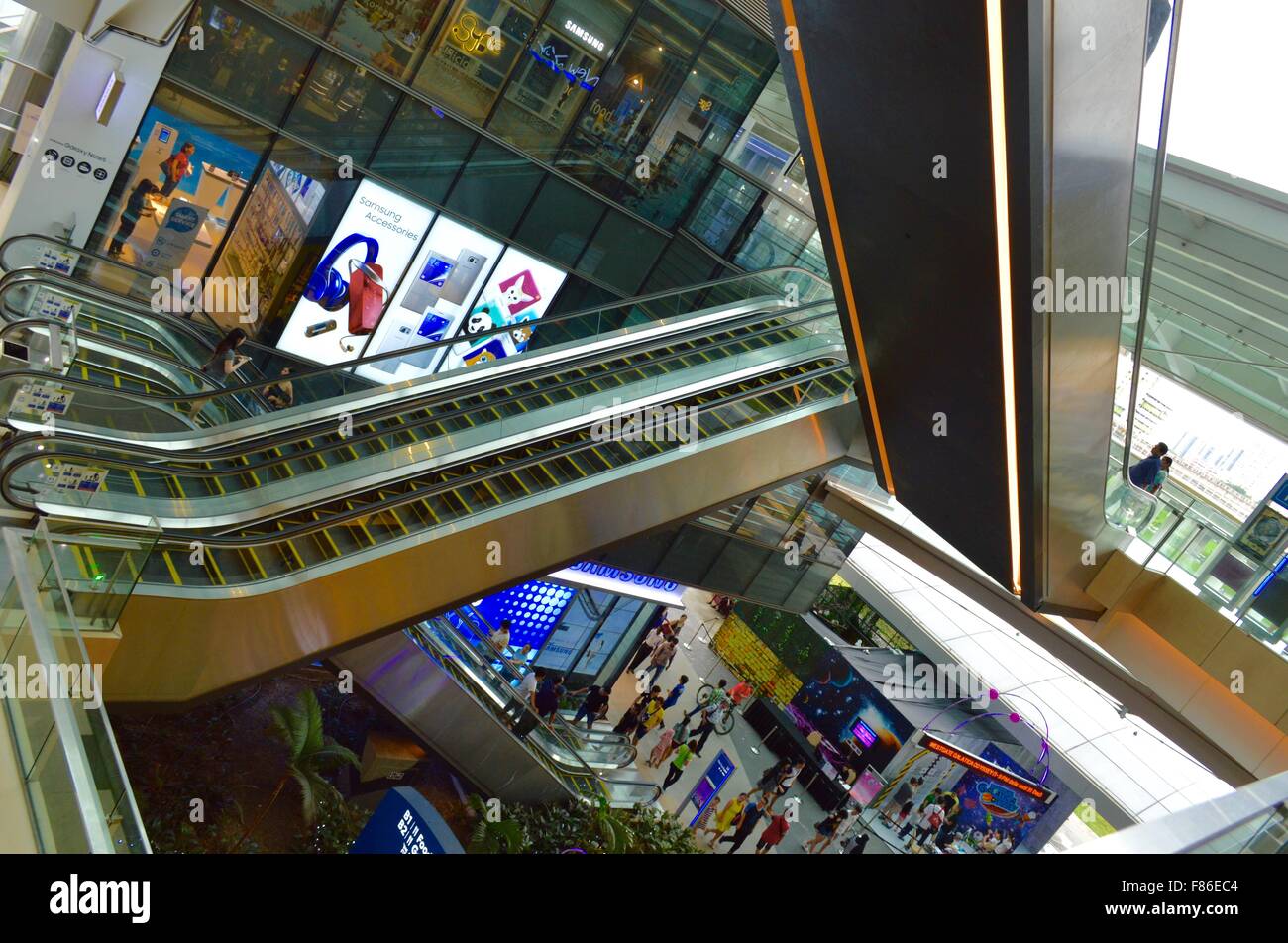 Belle vue sur vue de plusieurs étages d'escalator in shopping mall moderne Banque D'Images